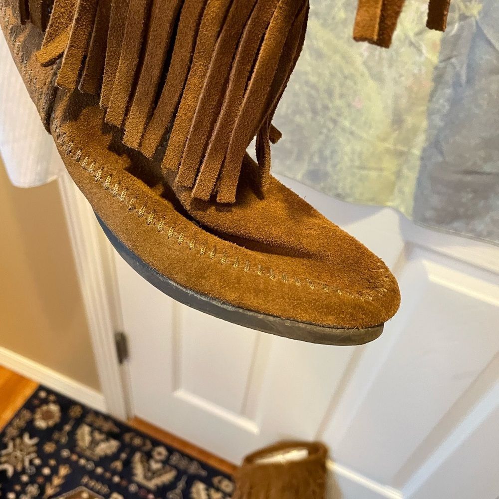 Minnetonka size 7 Three Tiered Fringe Boots - Picture 10 of 16